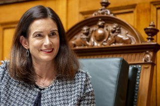 La présidente du National Maja Riniker a adressé sa compassion aux habitants de Blatten, lundi en ouverture de la session d'été. KEYSTONE/TIL BUERGY